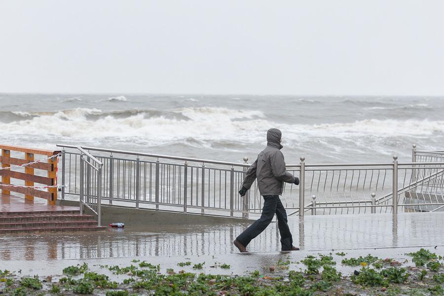 Добить «Ксавьером»: променад в Зеленоградске оказался не готов к зимним штормам