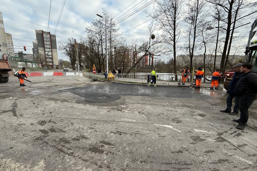 Утечку, из-за которой перекрывали перекрёсток на Батальной, ликвидировали (фото)