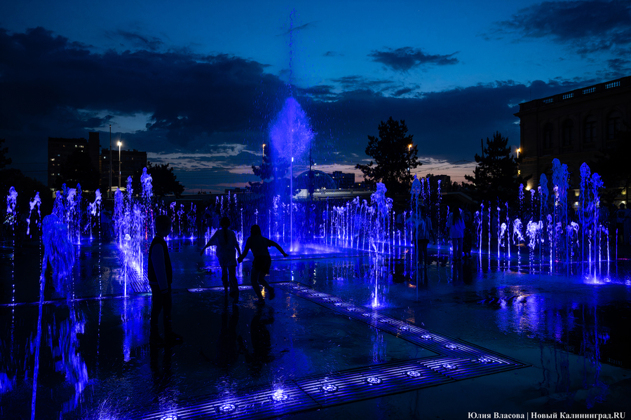 Огни, вода и гимн России: как работает «поющий» фонтан у Кёнигсбергской биржи (фото)