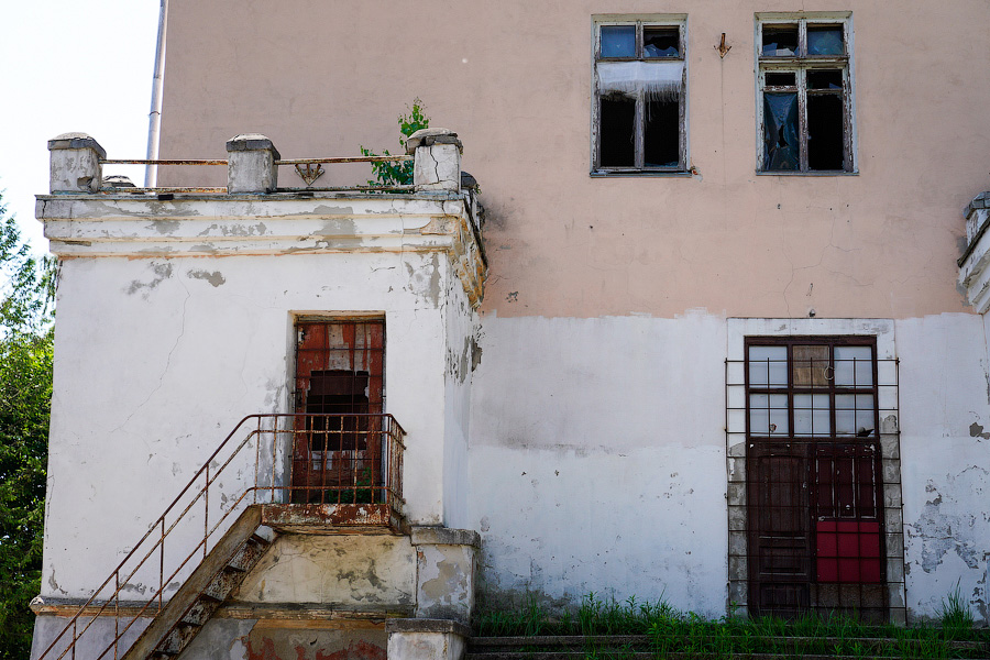 Усадьба разбитых окон: как выглядит Командный пункт 43-й армии перед реконструкцией (фото)