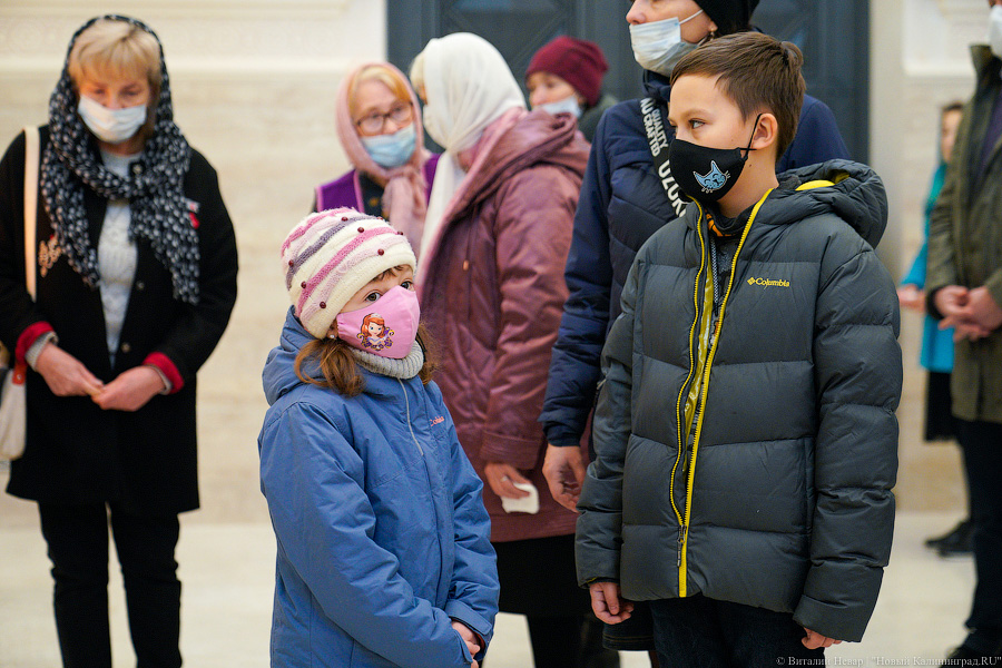 Богослужение в масках: в Калининграде прошла первая литургия в новом храме (фото)