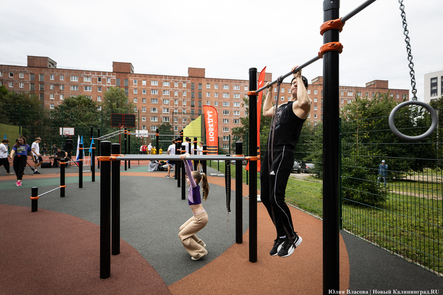 В Калининграде во второй раз за пятилетку открыли спортплощадку на Трибуца (фото)