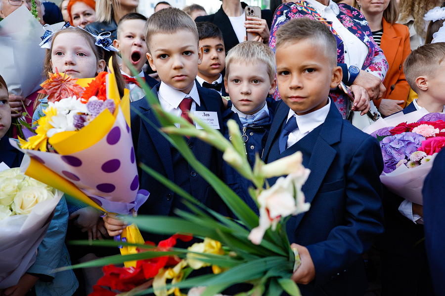 С военным оркестром и под «Катюшу»: в Калининграде открыли самую большую школу