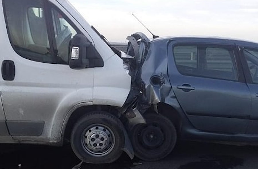 На Южном обходе микроавтобус врезался в легковушку, есть пострадавший (фото)