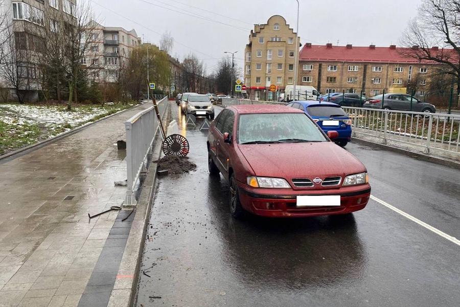 На Автомобильной неопытный водитель сбил двух дорожных рабочих (фото)