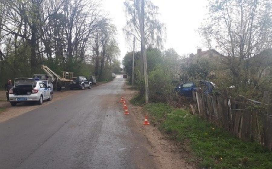 В Черняховске «Ситроен» стал обгонять другую машину в врезался в столб (фото)