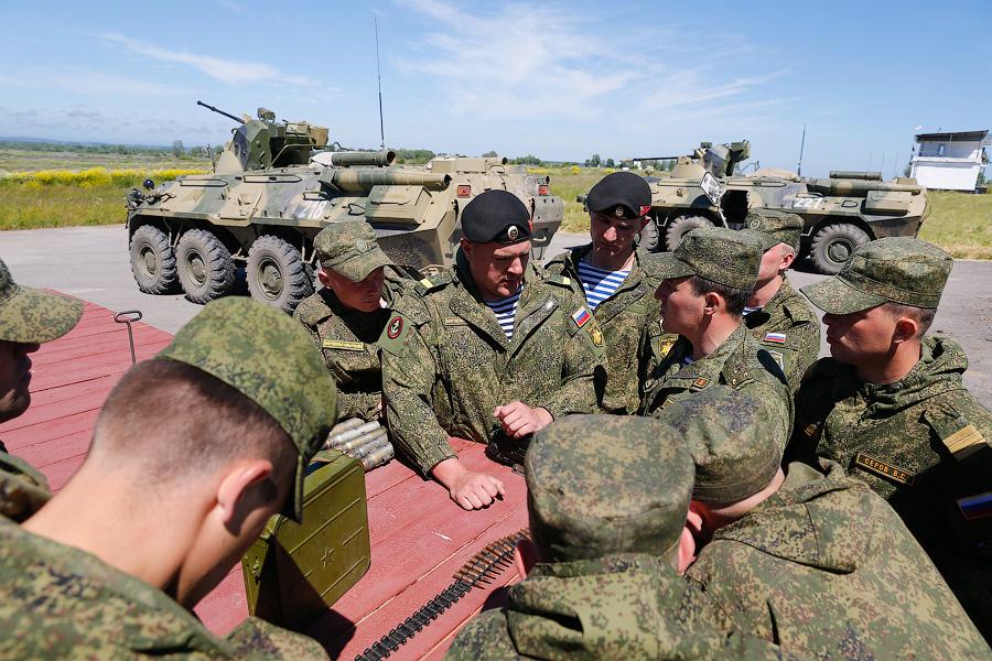 «Вальс бронетранспортёров»: в Хмелевке прошло военно-морское дерби 
