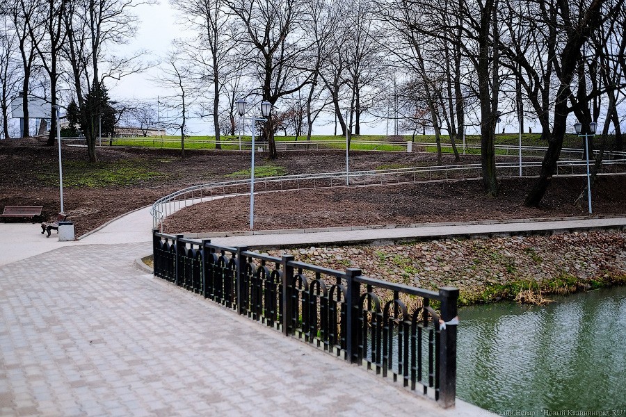 Бетон и пустота: в Калининграде завершается благоустройство Нижнего озера (фото)