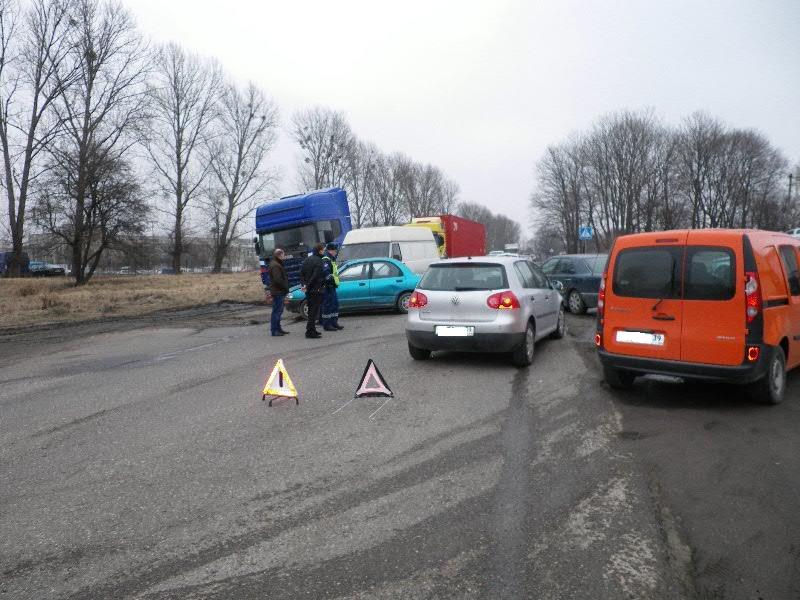 На Камской произошло двойное ДТП: от удара «Мазду» выбросило на «встречку» (+фото)
