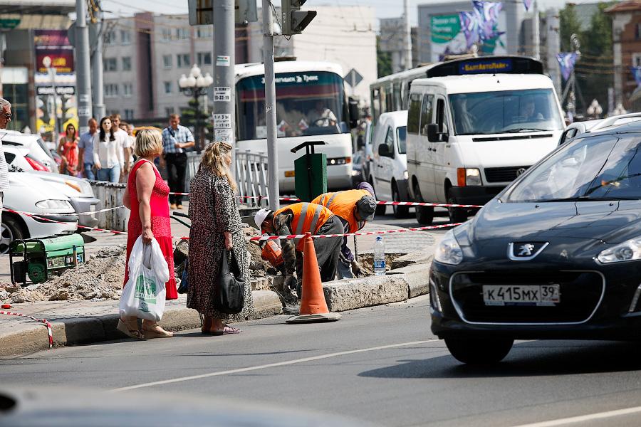На площади Победы по поручению Ярошука выкапывают бордюры (фото)