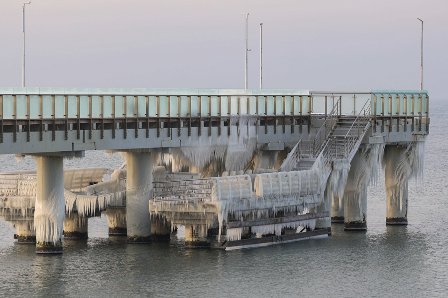 Мороз и море: как стихия украсила променад в Зеленоградске (фото)