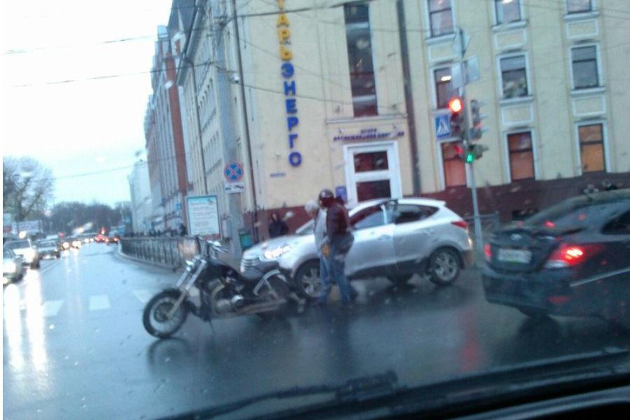 В центре Калининграда в дождь столкнулись мотоцикл и автомобиль (фото)