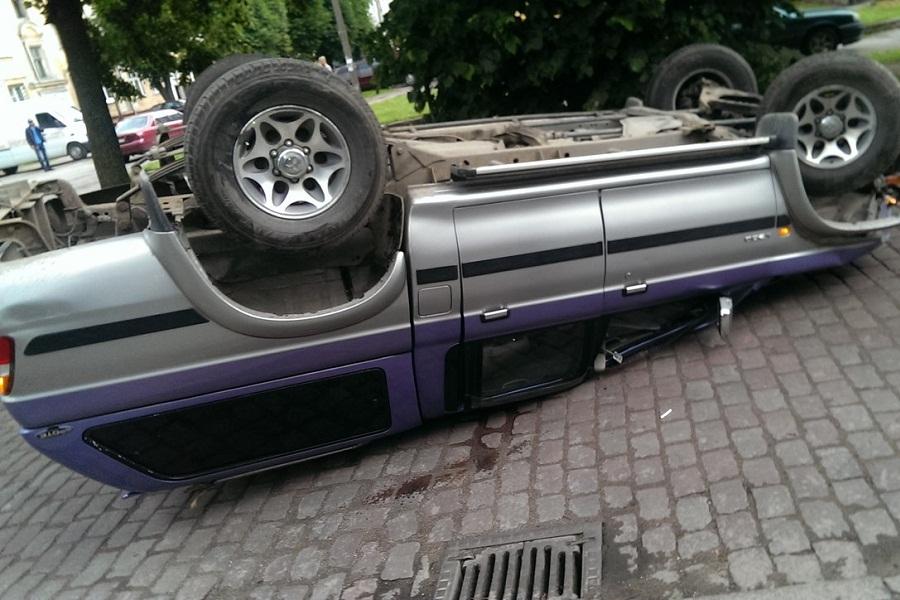 В Калининграде неизвестные перевернули пикап, угнанный у местного жителя его сыном 