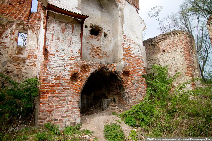 «А денег нет»: в переданной РПЦ кирхе 14-го века в Храброво валяются человеческие кости