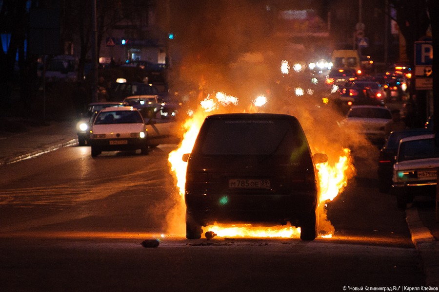 Ночью в Калининграде загорелись три припаркованные рядом машины
