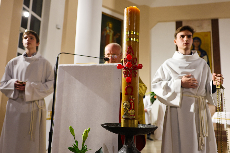Праздничный огонь: в католическом приходе Святого Адальберта прошло пасхальное богослужение