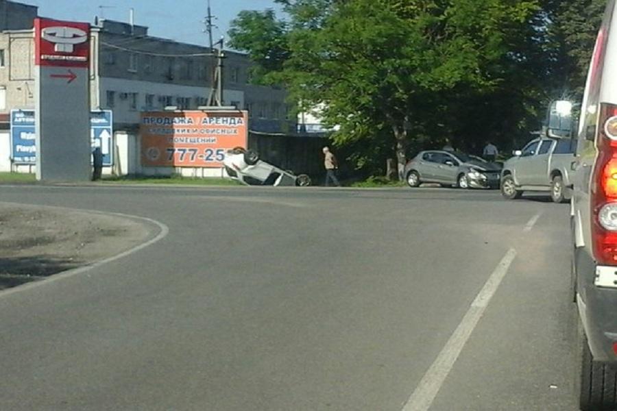 На ул. Дзержинского в Калининграде в результате ДТП перевернулась легковушка (фото)