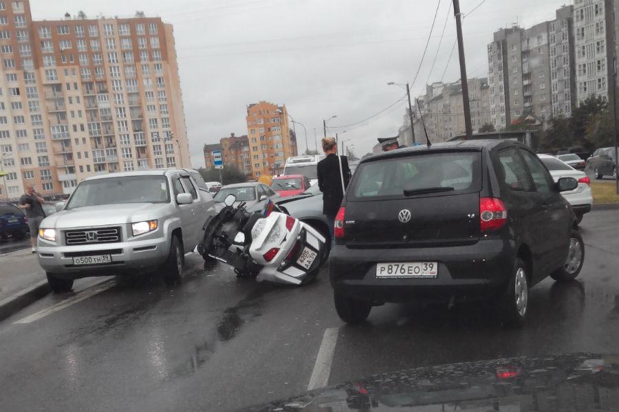 На ул. Островского в Калининграде «Мицубиси» сбила мотоциклиста (фото)