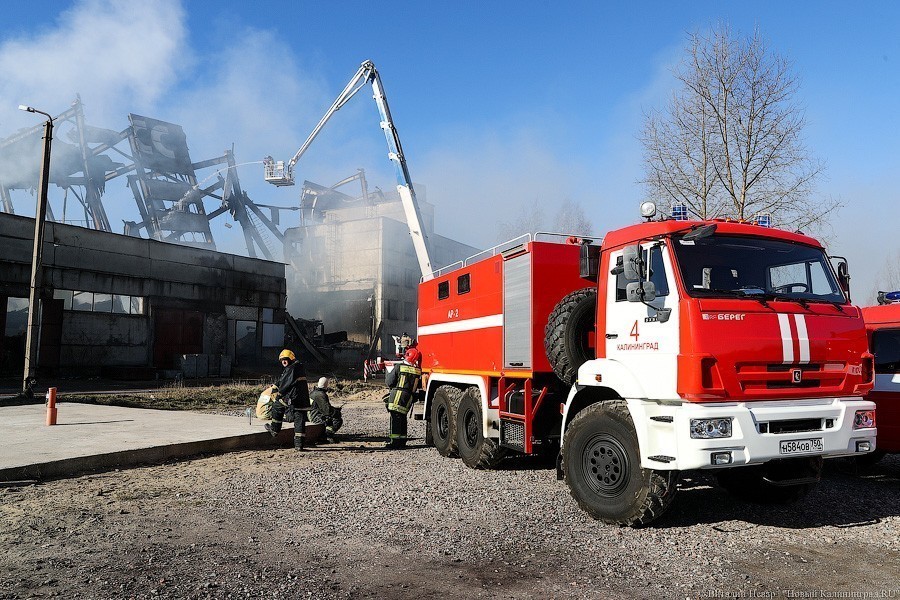 Бетон и балки: последствия крупного пожара на «Цепруссе» (фото)