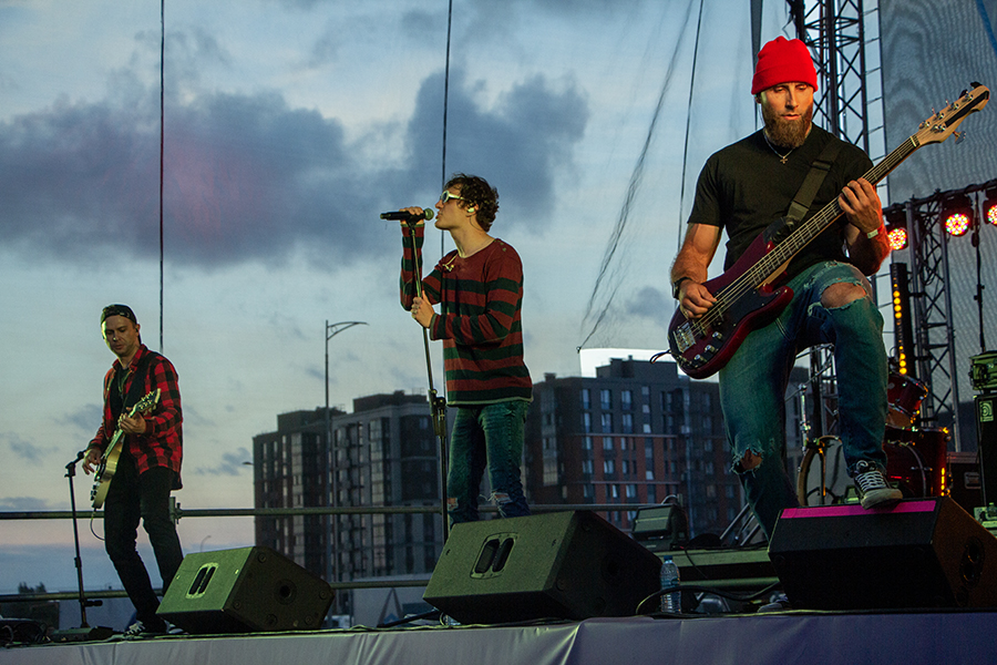 Марафон мировых хитов: в Калининграде прошёл рок-фестиваль с трибьют-шоу (фото)