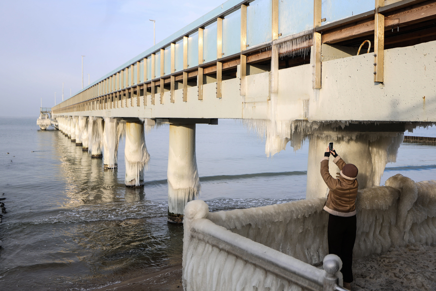Мороз и море: как стихия украсила променад в Зеленоградске (фото)