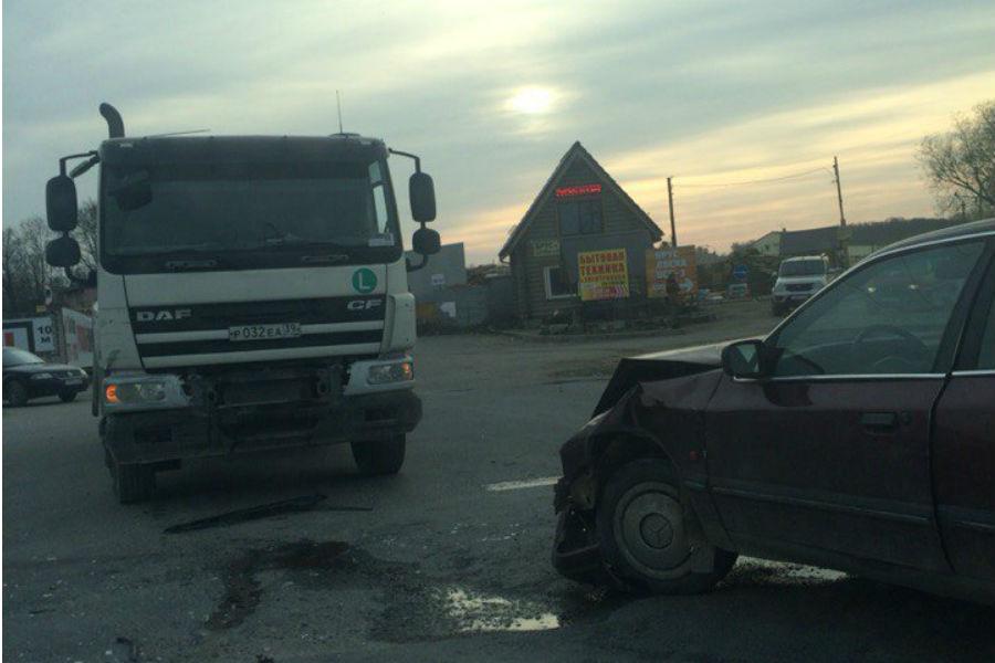 Под Калининградом столкнулись грузовик и легковушка (фото)