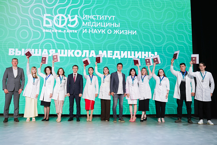 Дефицитная специальность: из БФУ выпустились врачи-ординаторы (фото)