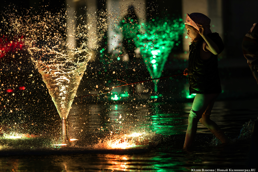 Брызги под музыку: как выглядит подсветка нового фонтана у стадиона «Балтика»