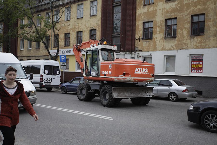 На ул. Озерова вырубили 16 тополей, участок разравнивает экскаватор (фото)