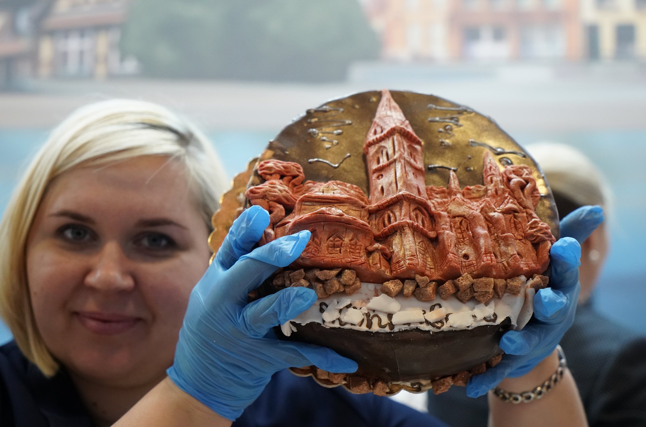 На немецкой выставке с Алихановым «замаскировали» слово «Königsberg» на торте