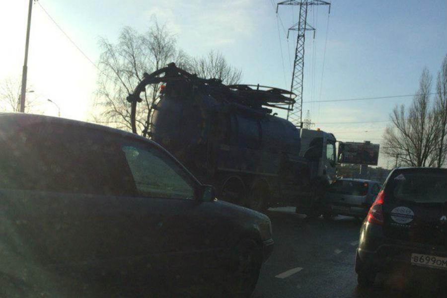 Водители: в Калининграде у двухъярусного моста столкнулись грузовик и иномарка (фото)