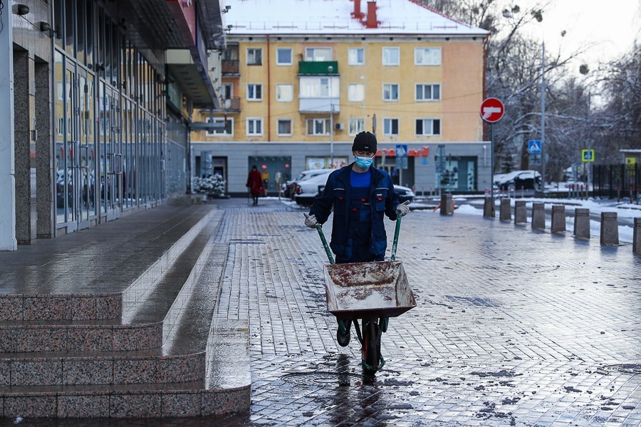 «Коммерсант»: более двух десятков регионов РФ сняли часть антивирусных ограничений