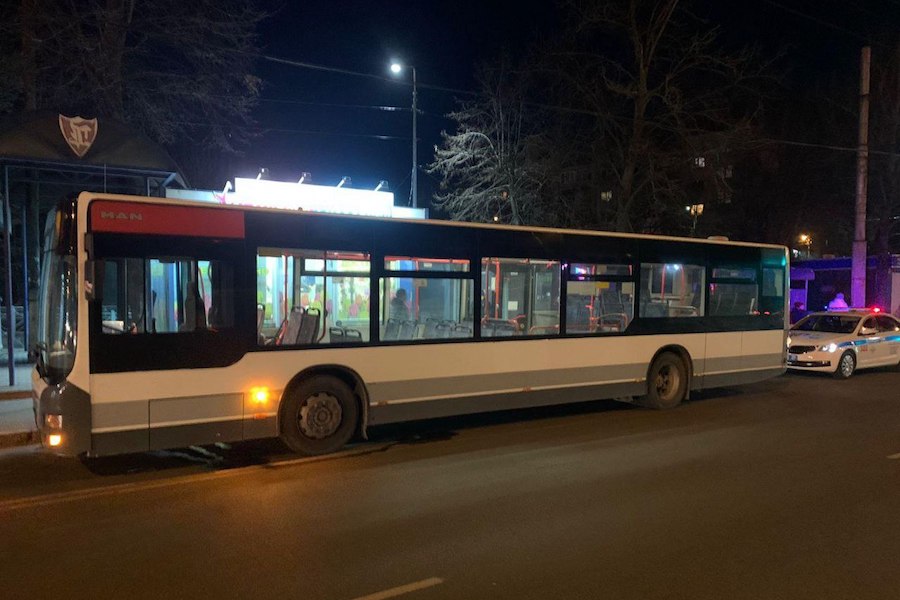 В Калининграде пострадала женщина, сидевшая в резко затормозившем автобусе
