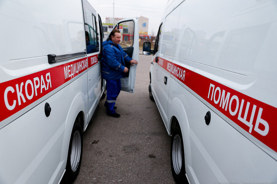 В центре Калининграда грузовик врезался в «Мерседес», пострадала женщина