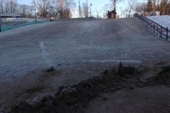 Снежную горку в Центральном парке засыпали песком