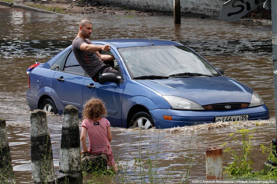 «Праздничные купания»: фоторепортаж с затопленной Аллеи Смелых