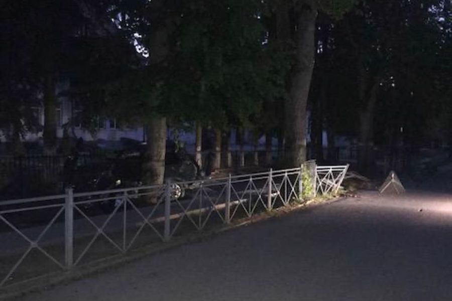 В Домново юноша без прав снес пешеходное ограждение и врезался в дерево (фото)