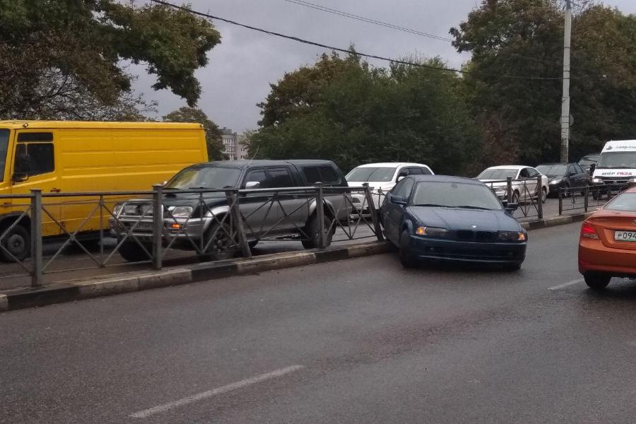 На Горького BMW проломила ограждение и вылетела на встречную полосу (фото)