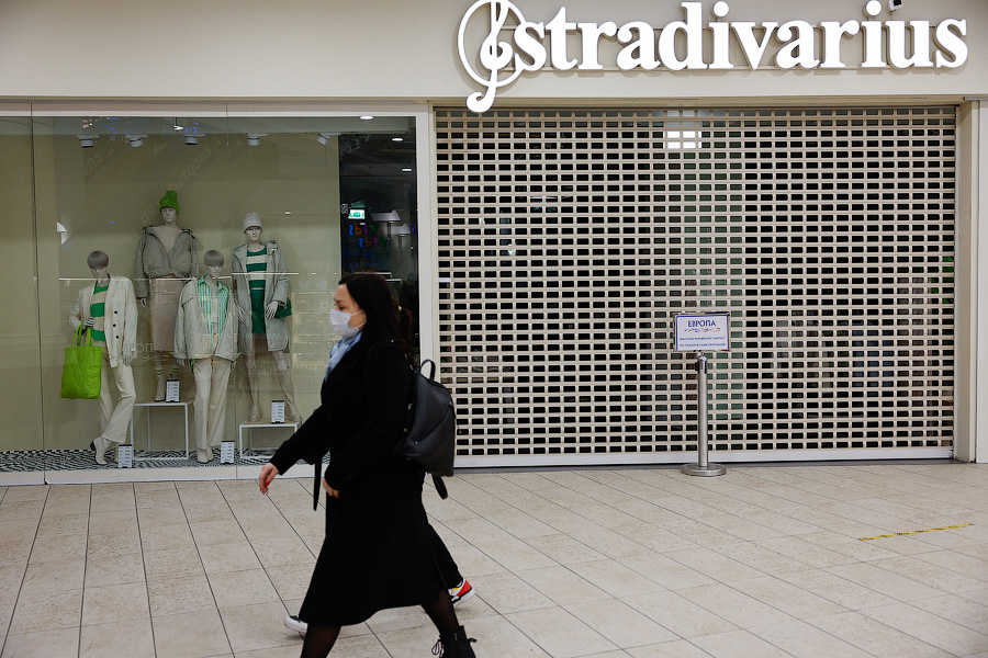 За железным занавесом: в «Европе» закрылись крупнейшие магазины одежды (фото)