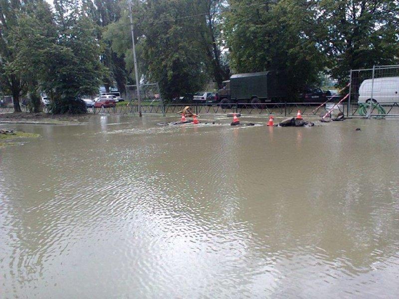 Около станции «Скорой помощи» из-за аварии на водоводе затопило дорогу (фото)