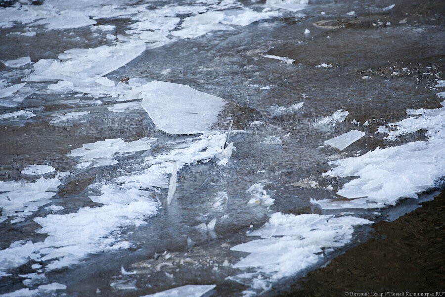 Двое мужчин провалились под лед Верхнего озера