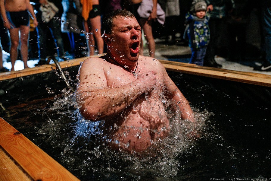 Окунулся, перекрестился: как прошли Крещенские купания в Калининграде (фото)