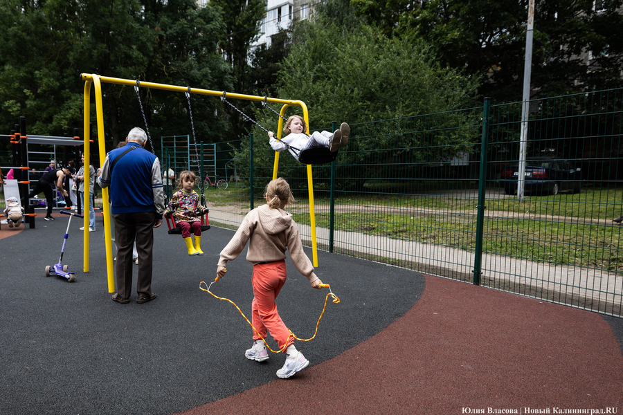 В Калининграде во второй раз за пятилетку открыли спортплощадку на Трибуца (фото)
