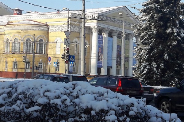 «Черная кошка, белый кот» в драмтеатре не повторяет фильм Кустурицы