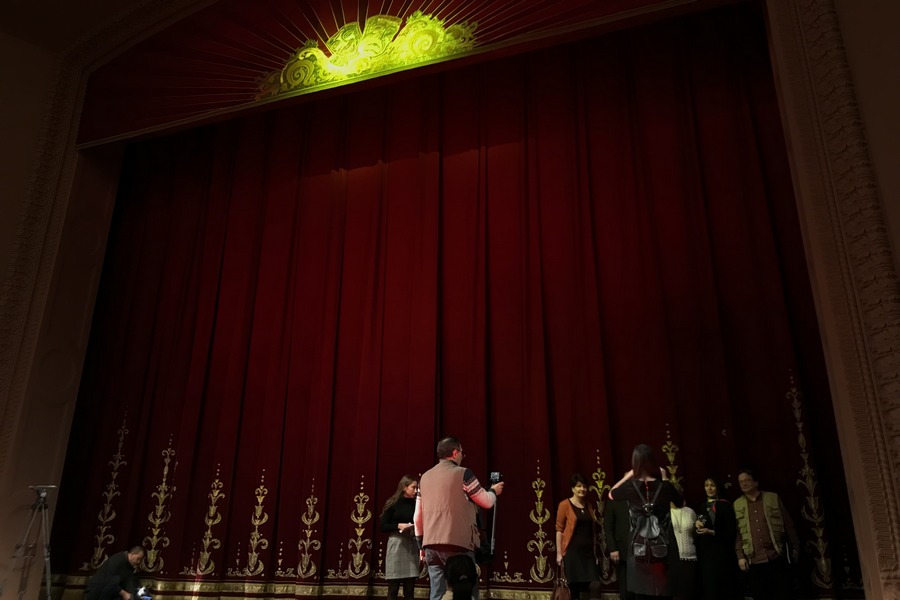 В драмтеатре представили новую одежду сцены за 6,5 млн рублей (фото)