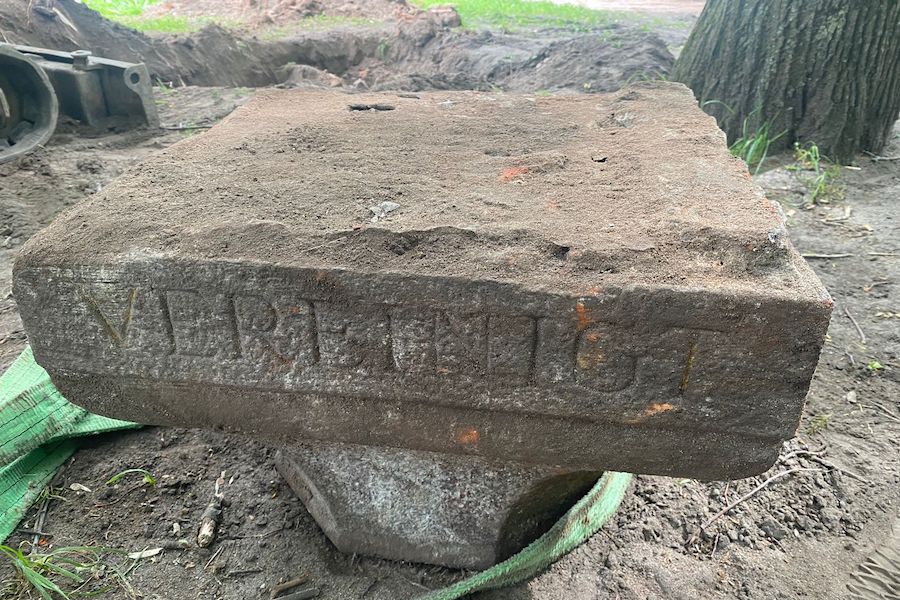 На острове Канта нашли капитель с фасада Кнайпхофской ратуши (фото)