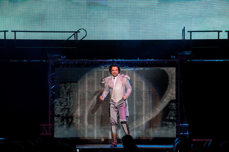 «И тут я, весь в белом»: фоторепортаж с концерта Филиппа Киркорова