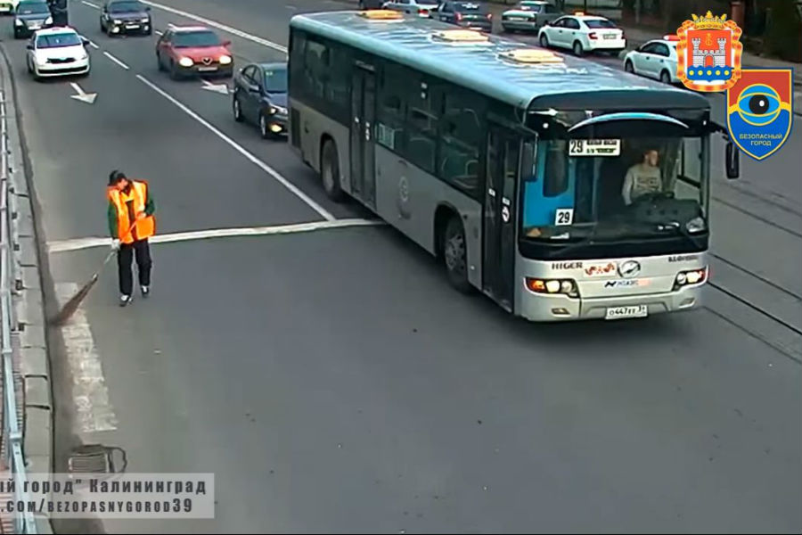«Безопасный город» опубликовал видео ДТП с участием пассажирского автобуса