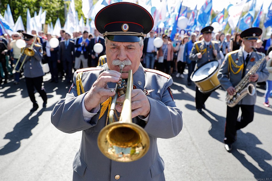 И официальные лица: в Калининграде прошло шествие за достойный труд