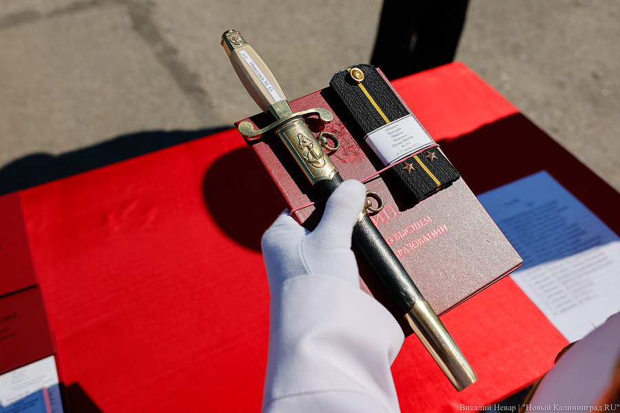 Погоны, кортики и женщины-офицеры: как прошел выпуск в БВМИ (фото)